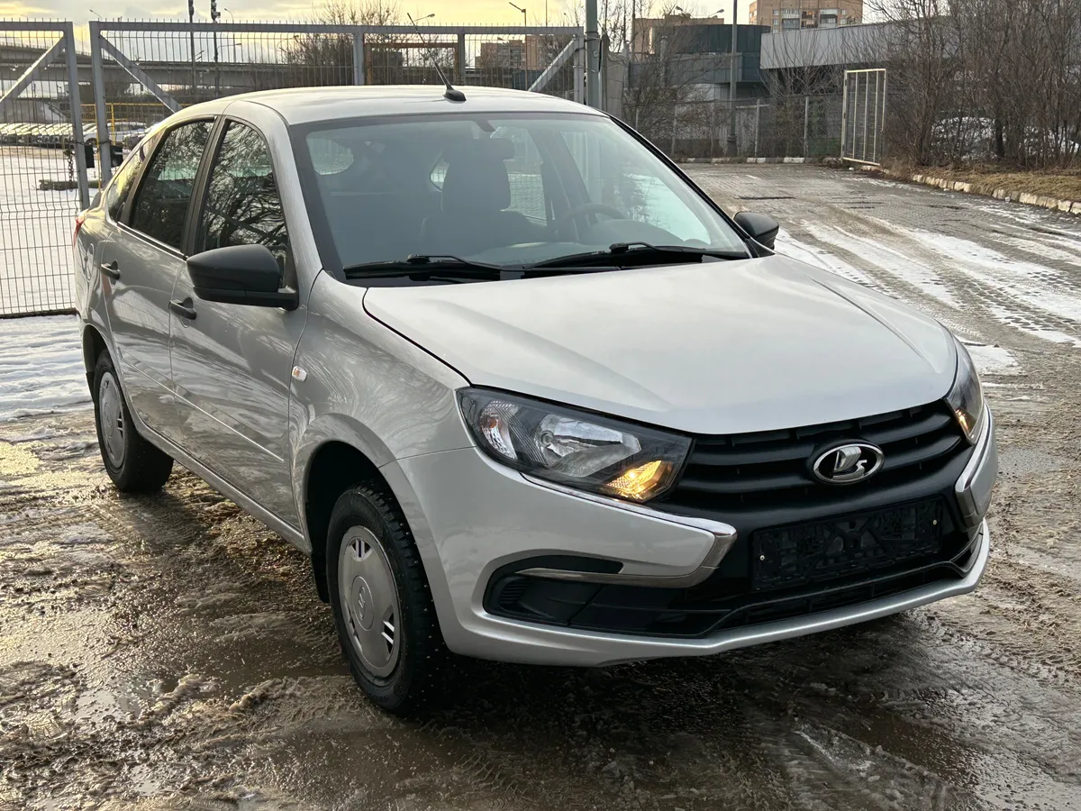 картинка ВАЗ (Lada) Granta 1.6 MT (87 л.с.) от carsrent-spb.ru
