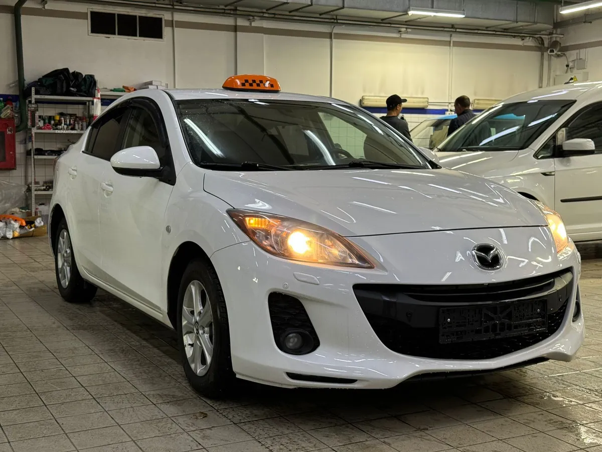 картинка Mazda 3 1.6 AT (104 л.с.) от carsrent-spb.ru
