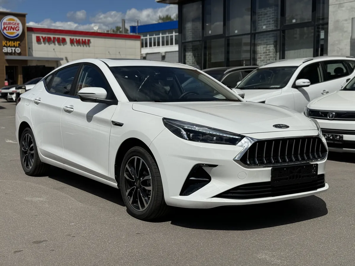 картинка JAC J7 1.5 CVT (150 л.с.) от carsrent-spb.ru