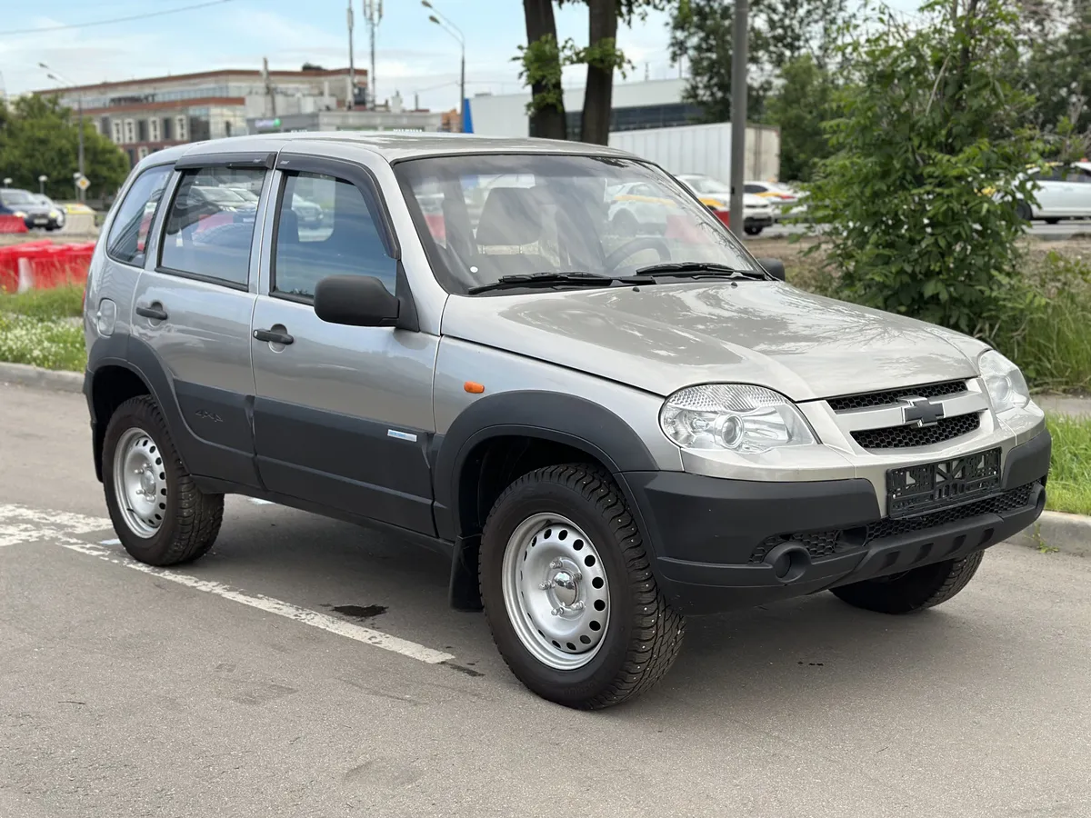 картинка Chevrolet Niva 1.7 MT (80 л.с.) от carsrent-spb.ru