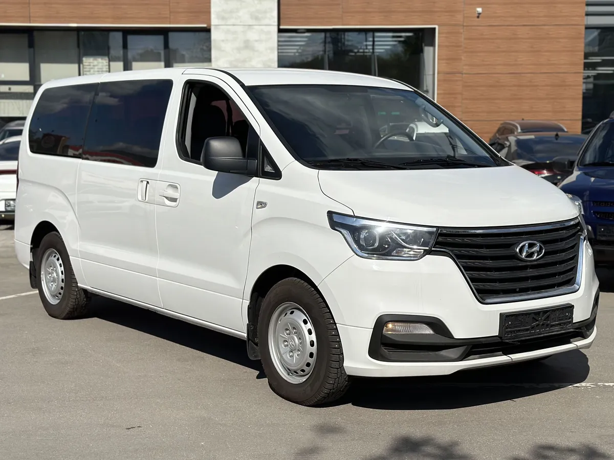 картинка Hyundai H-1 2.5 AT 4WD (175 л.с.) от carsrent-spb.ru