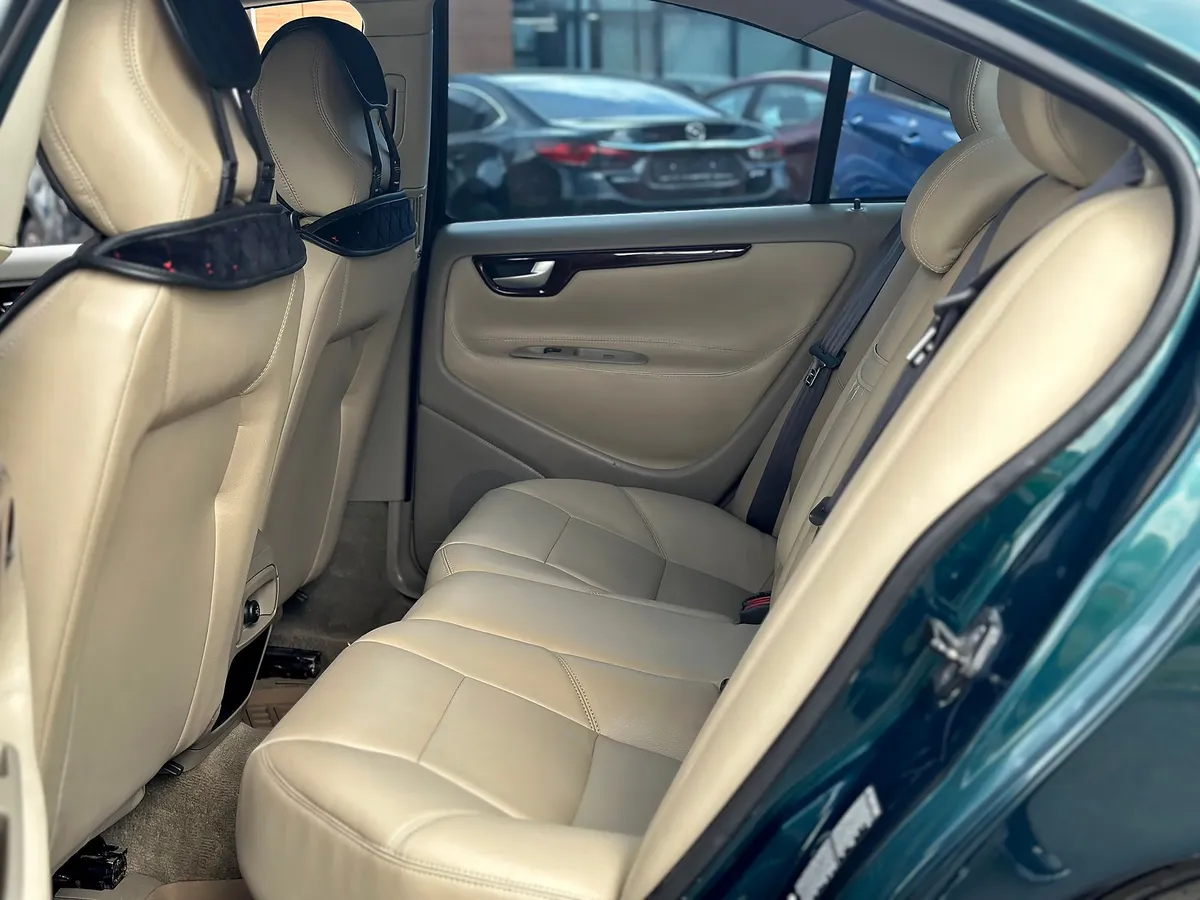 Volvo S60 2.4 AT  (140 л.с.)