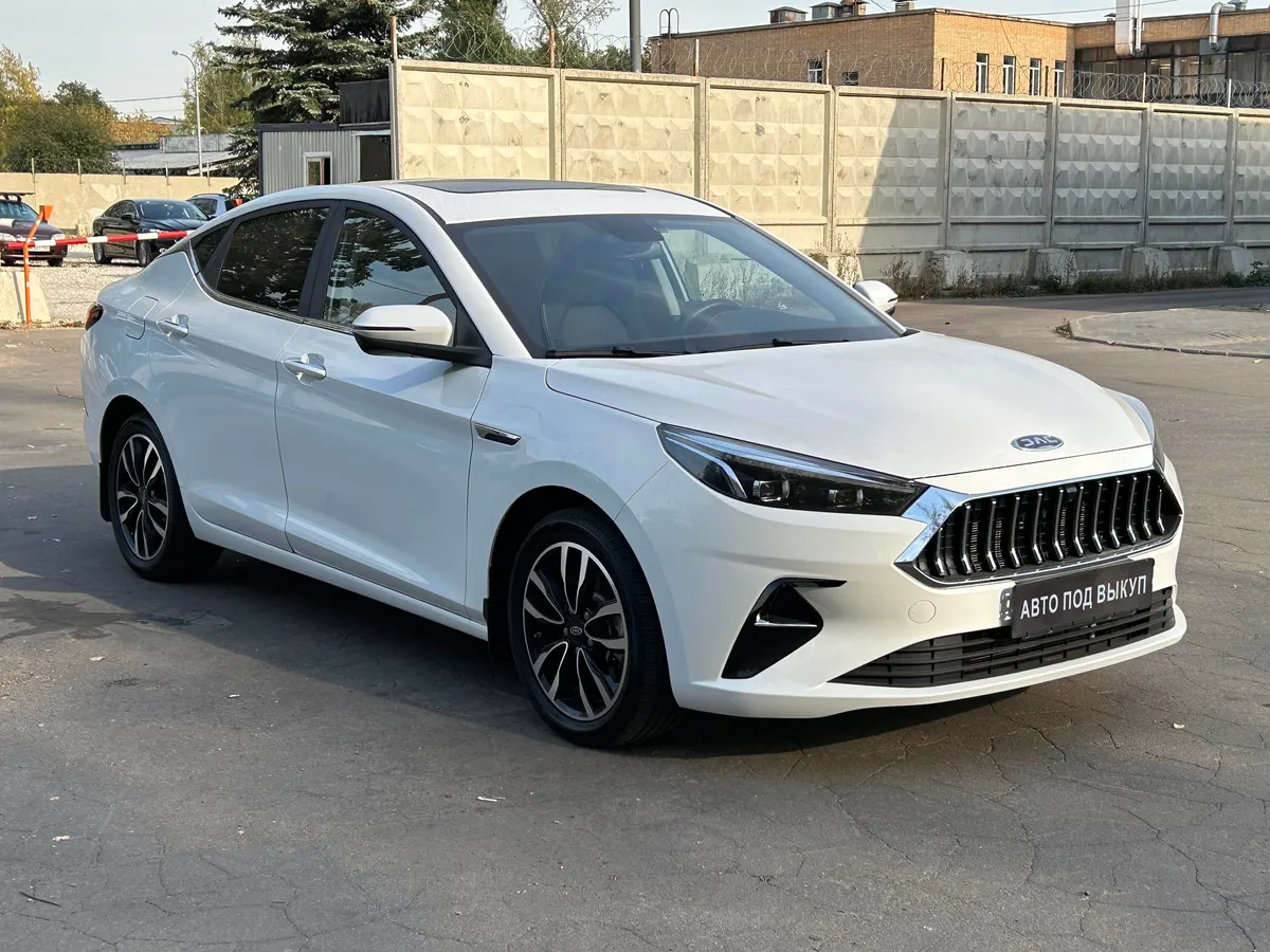 картинка JAC J7 1.5 CVT (150 л.с.) от carsrent-spb.ru