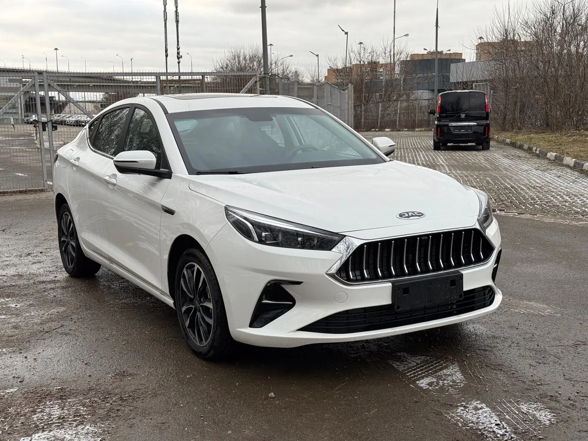 картинка JAC J7 1.5 CVT (150 л.с.) от carsrent-spb.ru